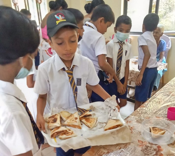 'වැඩිහිටියන්ට සළකමු.ඔවුන් රැකබලා ගමු.' 
